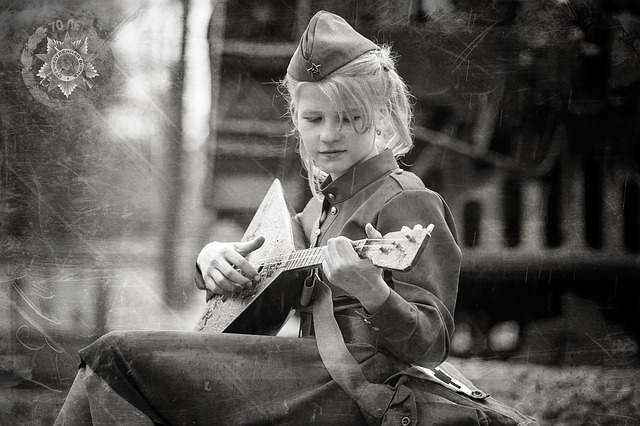 černobílá fotografie dítěte